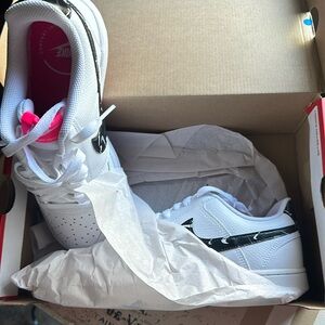 Wms nike court vision low new in box
